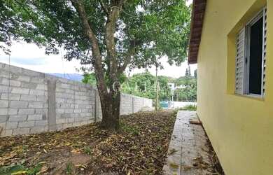 Imagem: A casa possui 3 Dormitórios, 1 Banheiro, 2 Vagas na garagem