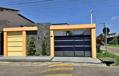 Imagem: A casa possui 3 Dormitórios, 3 Banheiros, 2 Vagas na garagem