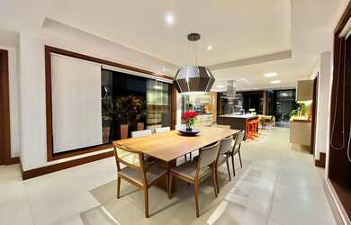 Imagem: A casa possui 4 Dormitórios, 5 Banheiros, 5 Vagas na garagem