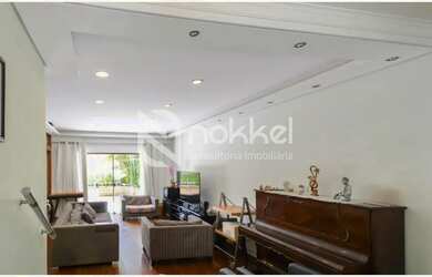 Imagem: A casa possui 3 Dormitórios, 4 Banheiros, 2 Vagas na garagem