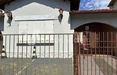 Imagem: A casa possui 2 Dormitórios, 2 Banheiros, 2 Vagas na garagem