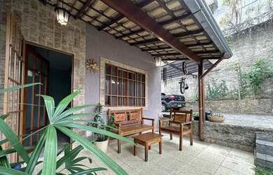 Imagem: A casa possui 3 Dormitórios, 2 Banheiros, 3 Vagas na garagem