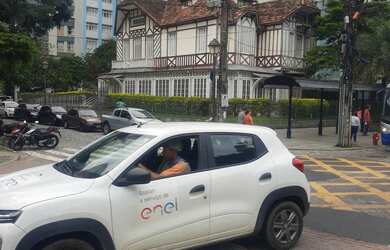 Imagem: A casa possui 5 Dormitórios, 5 Banheiros, 4 Vagas na garagem