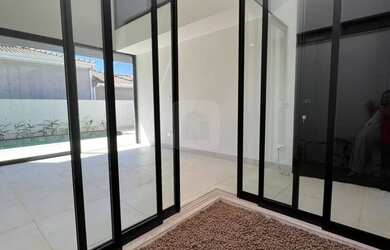 Imagem: A casa em condomínio possui 4 Dormitórios, 5 Banheiros, 2