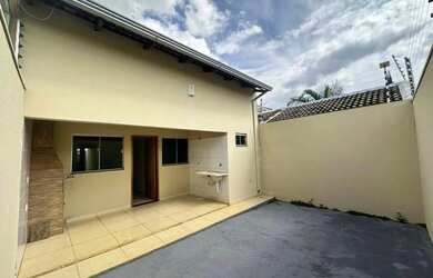 Imagem: A casa possui 3 Dormitórios, 2 Banheiros, 2 Vagas na garagem