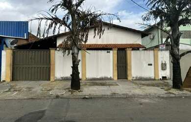 Imagem: A casa à venda possui 4 Dormitórios, 2 Banheiros, 5 Vagas