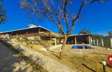 Imagem: A casa em condomínio possui 4 Dormitórios, 3 Banheiros, 5