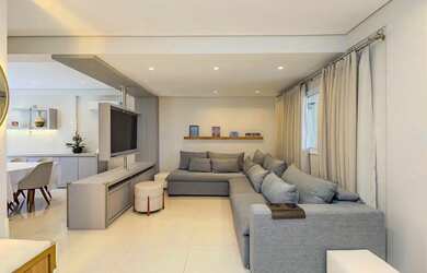 Imagem: A casa possui 3 Dormitórios, 4 Banheiros, 5 Vagas na garagem