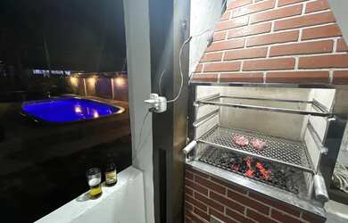 Imagem: A casa possui 2 Dormitórios, Acomodam 10 pessoas, 3 Vagas na