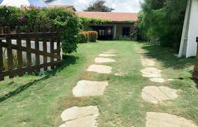 Imagem: A casa possui 5 Dormitórios, Acomodam 15 pessoas e 5 Vagas