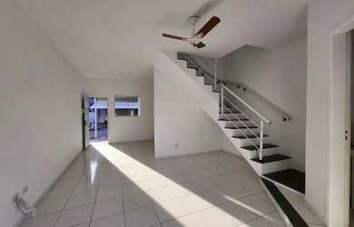 Imagem: A casa em condomínio possui 3 Dormitórios, 3 Banheiros, 2