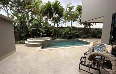 Imagem: A casa em condomínio possui 4 Dormitórios, 5 Banheiros, 2