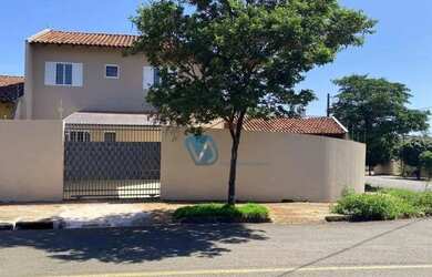 Imagem: A casa possui 3 Dormitórios, 2 Banheiros, 4 Vagas na garagem