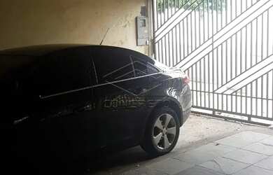 Imagem: A casa possui 3 Dormitórios, 2 Banheiros, 3 Vagas na garagem