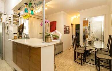 Imagem: O apartamento possui 2 Dormitórios, 1 Banheiro, 1 Vaga na garagem