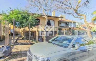 Imagem: A casa possui 4 Dormitórios, 5 Banheiros, 4 Vagas na garagem