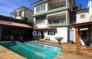 Imagem: A casa possui 4 Dormitórios, 5 Banheiros, 3 Vagas na garagem