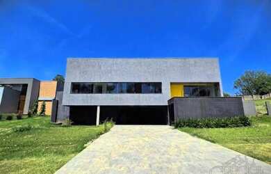 Imagem: A casa em condomínio possui 4 Dormitórios, 5 Banheiros e 500m²