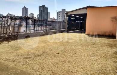 Imagem: O depósito para alugar possui 5 Vagas na garagem e 150m² de