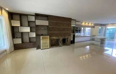 Imagem: A casa possui 3 Dormitórios, 3 Banheiros, 3 Vagas na garagem