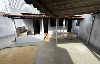 Imagem: A casa possui 2 Dormitórios, 1 Banheiro e está localizado