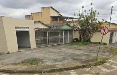 Imagem: A casa possui 3 Dormitórios, 1 Banheiro, 4 Vagas na garagem