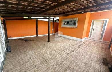 Imagem: A casa possui 3 Dormitórios, 4 Banheiros, 2 Vagas na garagem