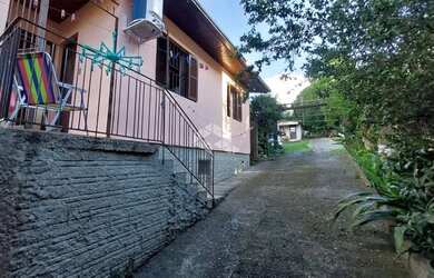 Imagem: A casa possui 4 Dormitórios, 2 Banheiros, 2 Vagas na garagem