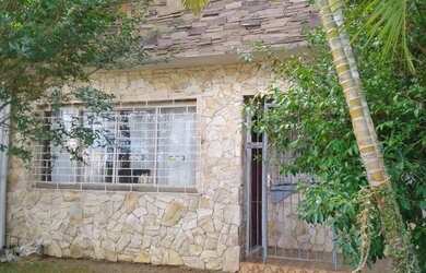 Imagem: A casa possui 3 Dormitórios, 1 Banheiro, 1 Vaga na garagem