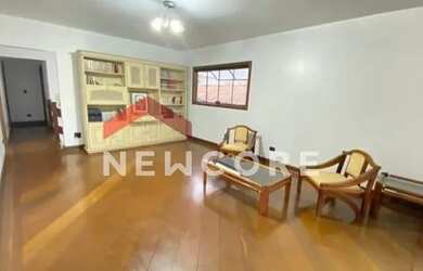 Imagem: A casa possui 4 Dormitórios, 5 Banheiros, 4 Vagas na garagem