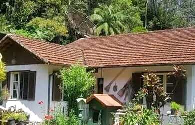 Imagem: A casa possui 4 Dormitórios, 3 Banheiros, 5 Vagas na garagem