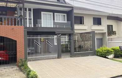 Imagem: A casa possui 3 Dormitórios, 2 Banheiros, 2 Vagas na garagem