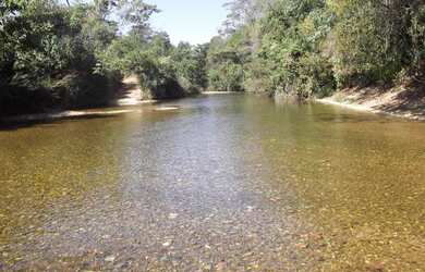 Imagem: O terreno e possui Dormitórios, Suítes, Banheiros, 6500-0m²