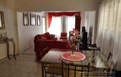 Imagem: A casa possui 3 Dormitórios, 3 Banheiros, 4 Vagas na garagem