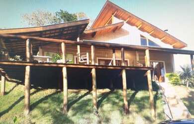 Imagem: A casa possui 3 Dormitórios, 4 Banheiros, 2 Vagas na garagem