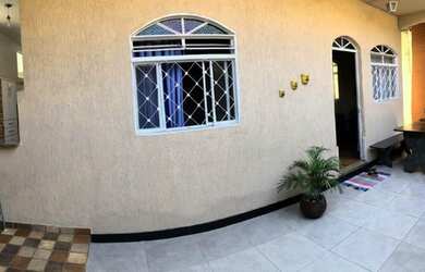 Imagem: A casa possui 3 Dormitórios, 2 Banheiros, 2 Vagas na garagem