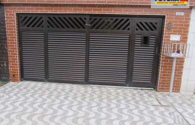 Imagem: A casa possui 2 Dormitórios, 1 Banheiro, 2 Vagas na garagem