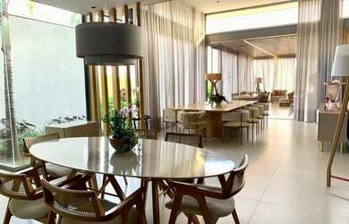 Imagem: A casa em condomínio possui 5 Dormitórios, 5 Banheiros, 590m²