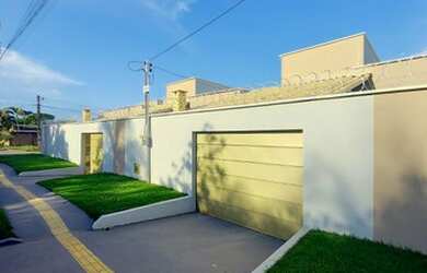 Imagem: A casa possui 3 Dormitórios, 2 Banheiros, 1 Vaga na garagem