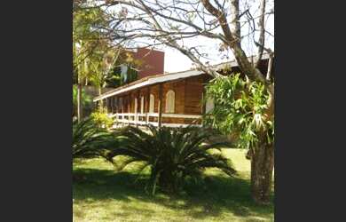 Imagem: A casa possui 3 Dormitórios, 4 Banheiros, 2 Vagas na garagem