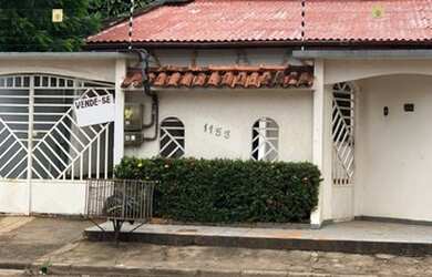 Imagem: A casa possui 4 Dormitórios, 3 Banheiros, 2 Vagas na garagem