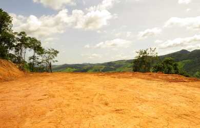 Imagem: O terreno possui 1615m² de Área e está localizado em Pedro