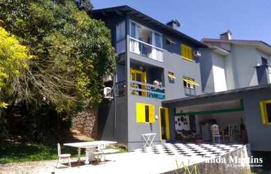 Imagem: A casa em condomínio possui 5 Dormitórios, 3 Banheiros, 602m²