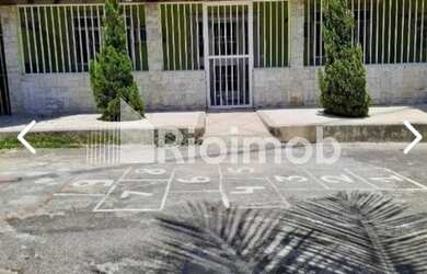 Imagem: A casa possui 3 Dormitórios, 1 Banheiro, 2 Vagas na garagem