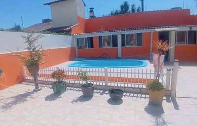 Imagem: A casa possui 2 Dormitórios, 2 Banheiros, 2 Vagas na garagem