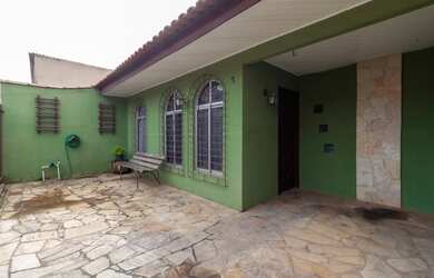 Imagem: A casa possui 3 Dormitórios, 2 Banheiros, 1 Vaga na garagem