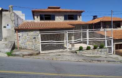 Imagem: A casa possui 3 Dormitórios, 2 Banheiros, 3 Vagas na garagem