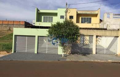 Imagem: A casa possui 3 Dormitórios, 1 Banheiro, 2 Vagas na garagem