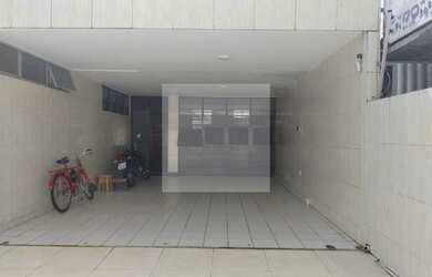 Imagem: A casa possui 3 Dormitórios, 2 Banheiros, 5 Vagas na garagem