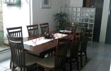 Imagem: A casa possui 3 Dormitórios, 1 Banheiro, 4 Vagas na garagem